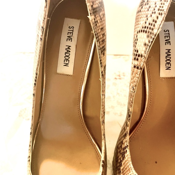 STEVE MADDEN FAUX SNAKESKIN W/GOLD TOE 5”HEELS W 1/2 “ wedge - Picture 3 of 5